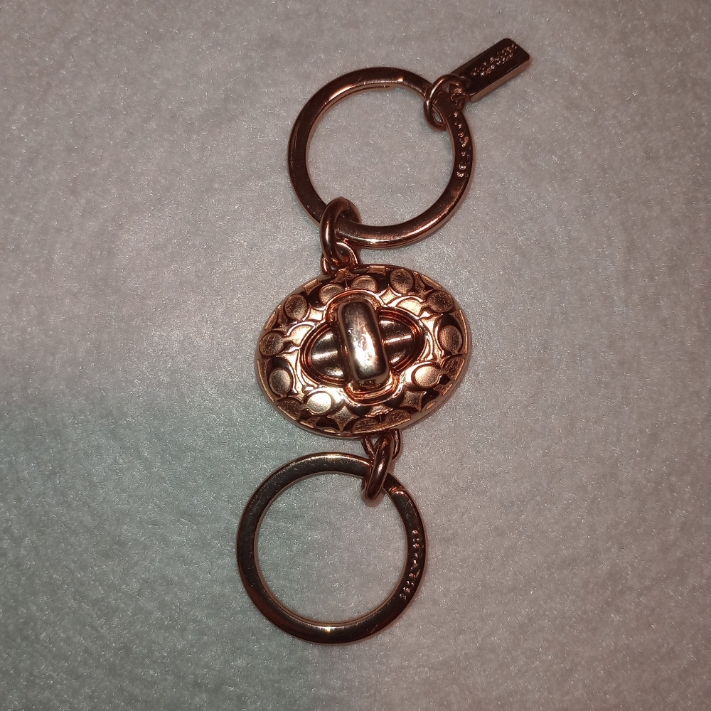 Coach Signature Turnlock Valet Key Ring in Rose Gold
